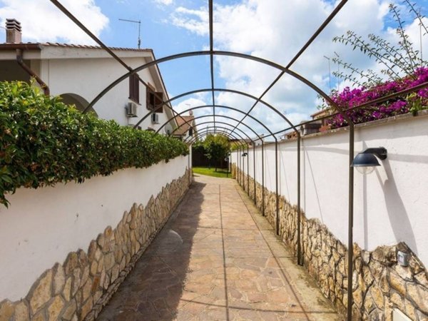 casa indipendente in vendita ad Ardea in zona Lido dei Pini