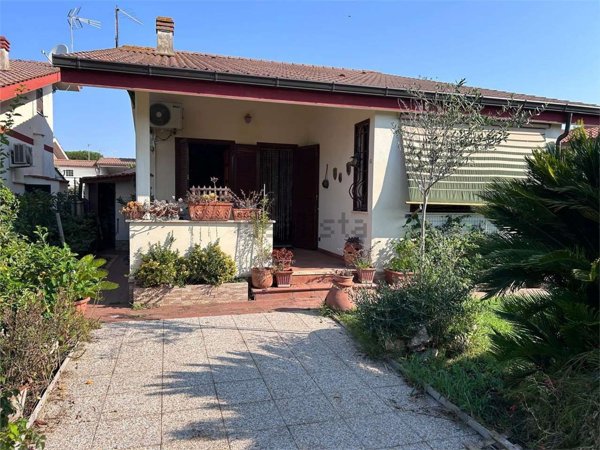 casa indipendente in vendita ad Ardea in zona Lido dei Pini