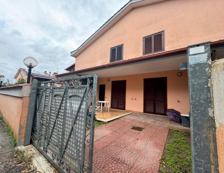 appartamento in vendita ad Ardea in zona Colle Romito