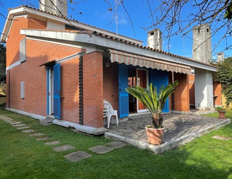 casa indipendente in vendita ad Ardea in zona Marina di Ardea