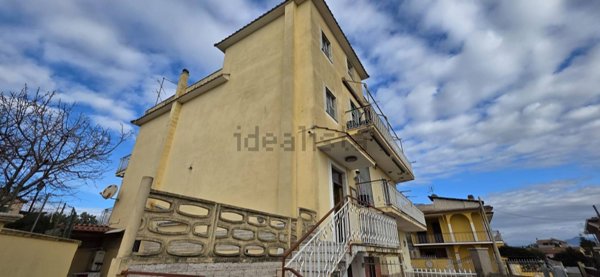 appartamento in vendita ad Ardea in zona Castagnetta