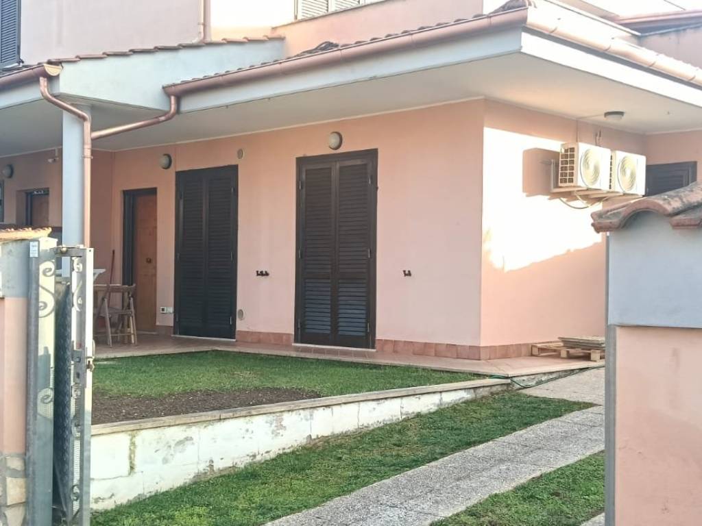 casa indipendente in vendita ad Ardea in zona Colle Romito