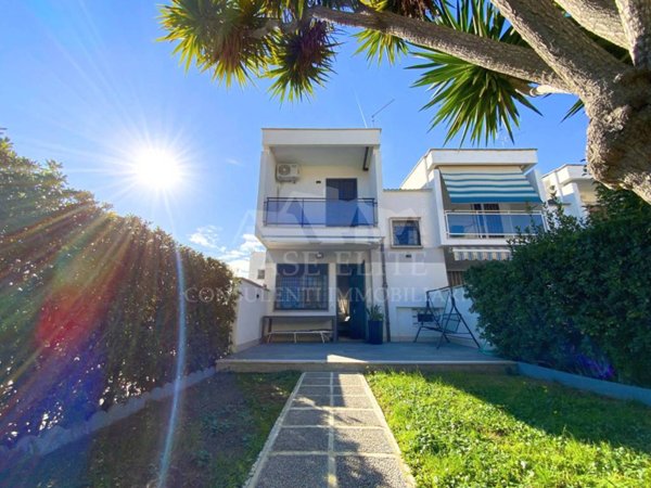 casa indipendente in vendita ad Ardea in zona Marina di Ardea