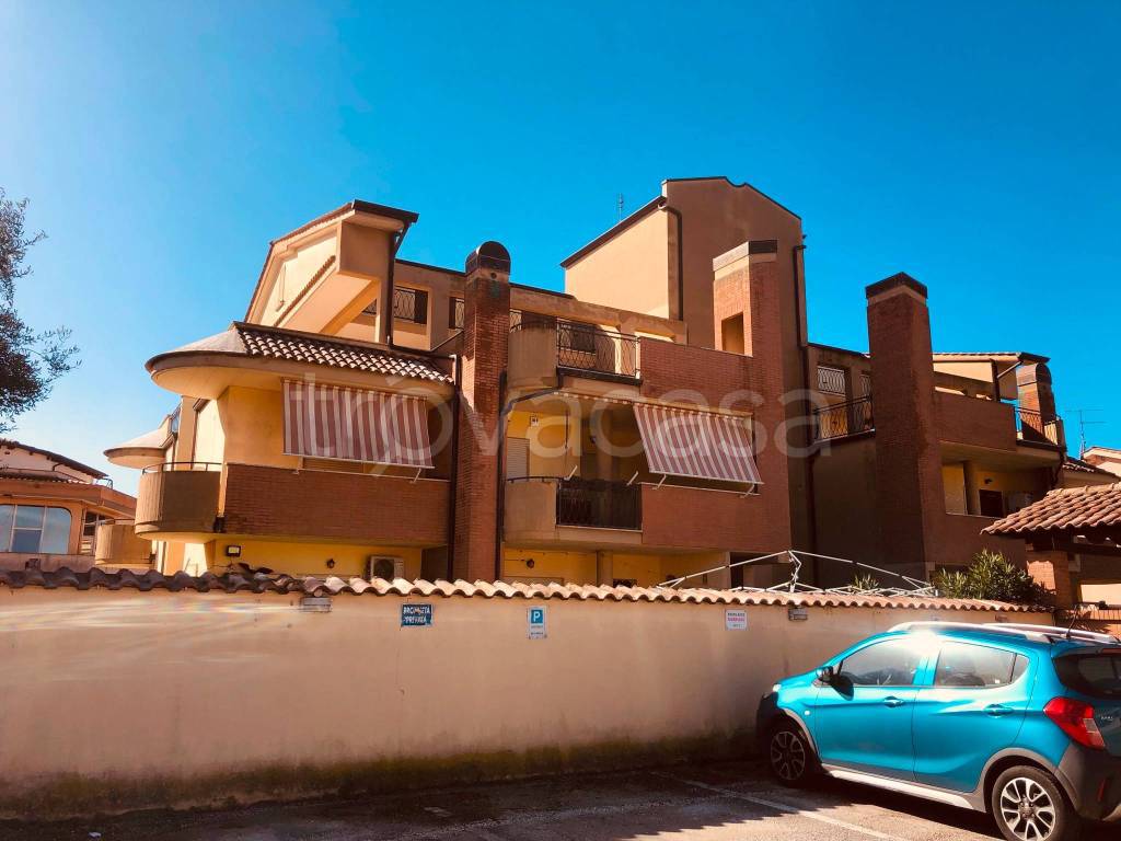 appartamento in vendita ad Ardea in zona Marina di Ardea