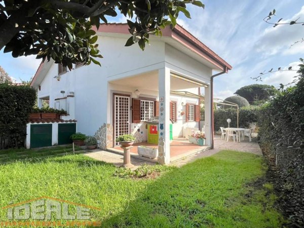 casa indipendente in vendita ad Ardea in zona Lido dei Pini
