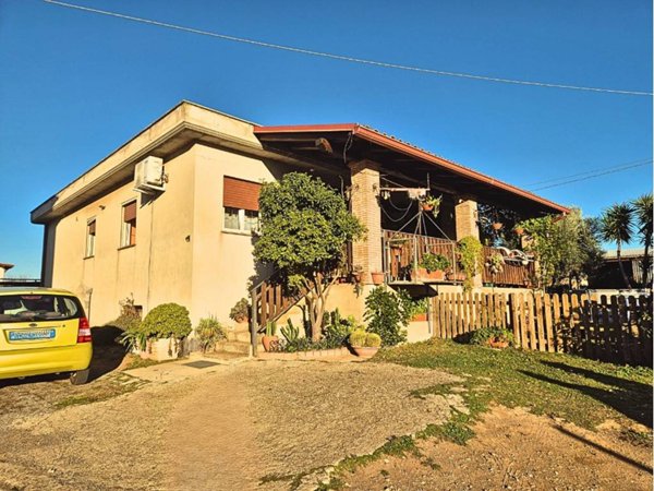 casa indipendente in vendita ad Ardea in zona Montagnano