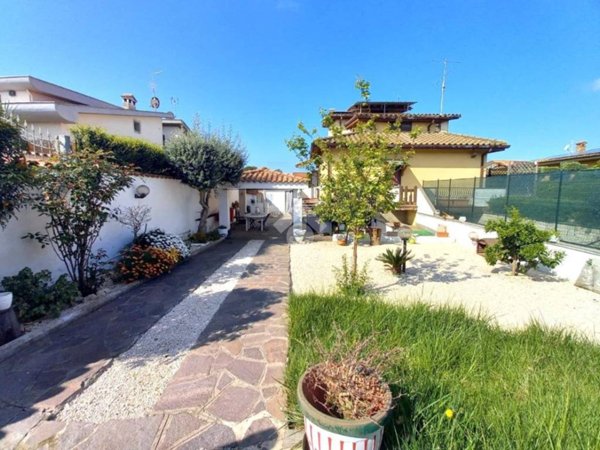 casa indipendente in vendita ad Ardea in zona Nuova Florida