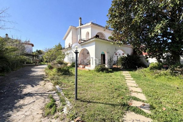casa indipendente in vendita ad Ardea in zona Marina di Ardea