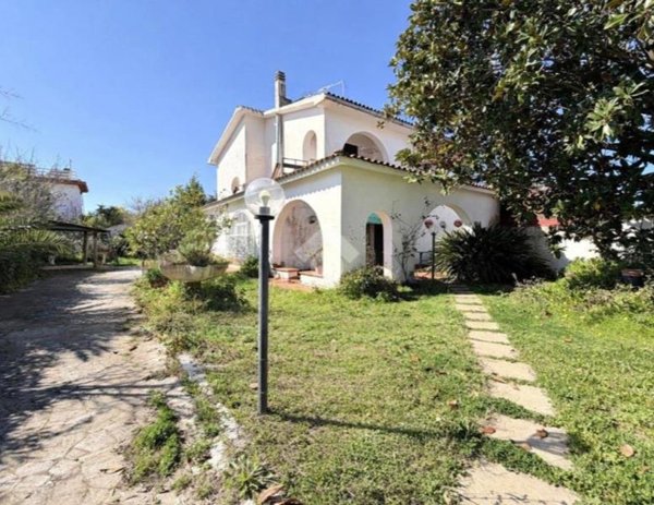 casa indipendente in vendita ad Ardea in zona Marina di Ardea