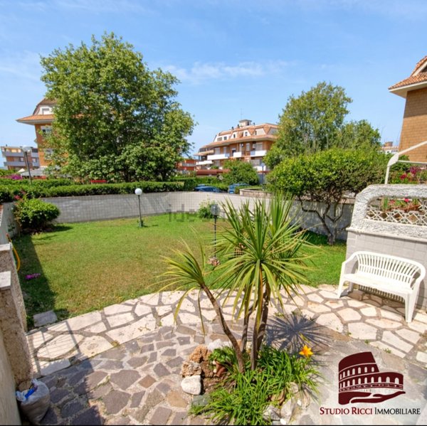 appartamento in vendita ad Ardea in zona Marina di Ardea