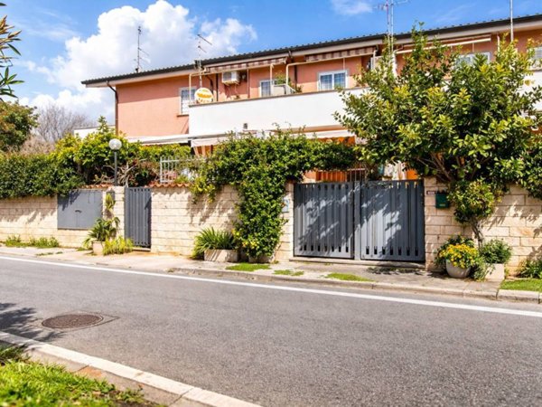 casa indipendente in vendita ad Ardea in zona Lido dei Pini