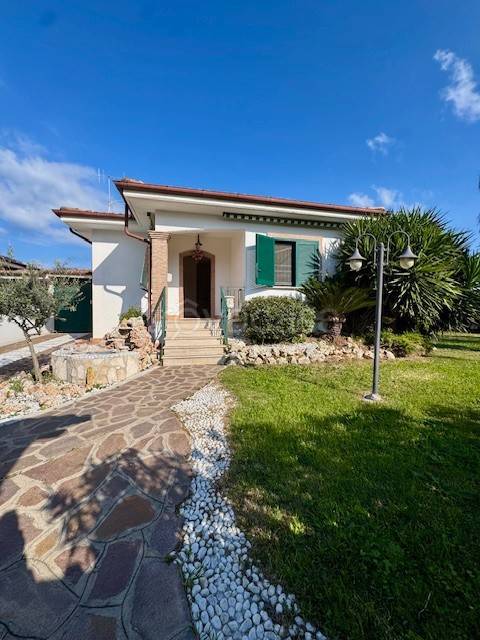 casa indipendente in vendita ad Ardea in zona Nuova Florida