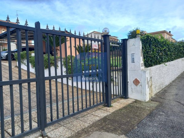 ufficio in vendita ad Ardea in zona Castagnetta