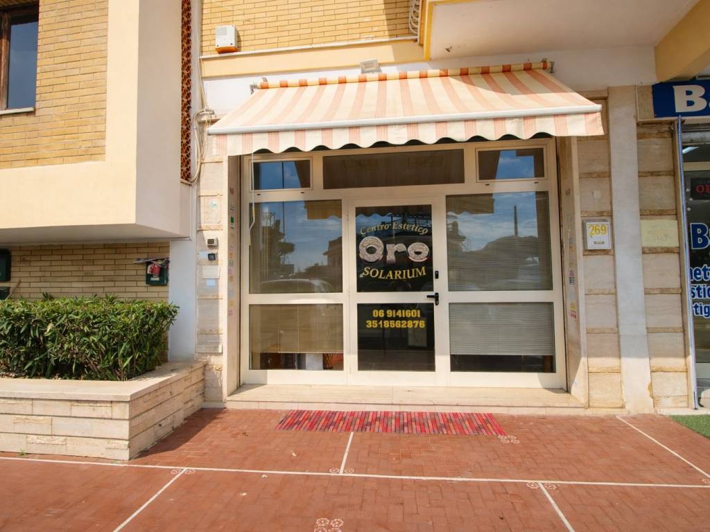 negozio in vendita ad Ardea