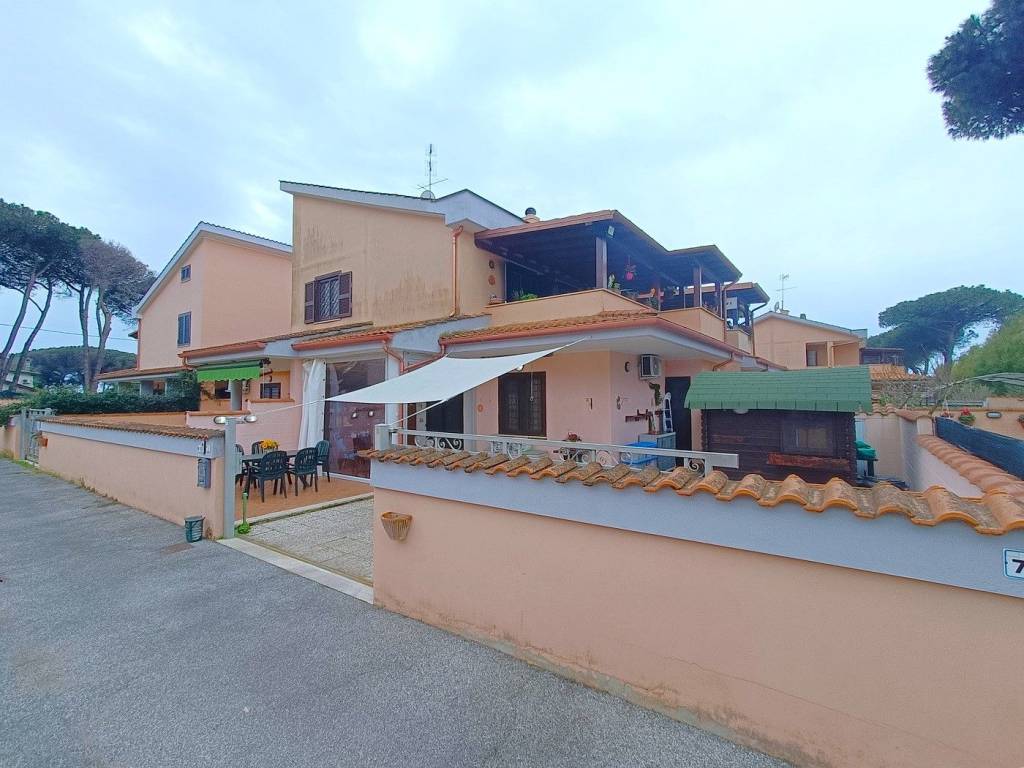 casa indipendente in vendita ad Ardea in zona Colle Romito