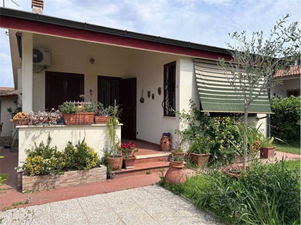 casa indipendente in vendita ad Ardea in zona Lido dei Pini