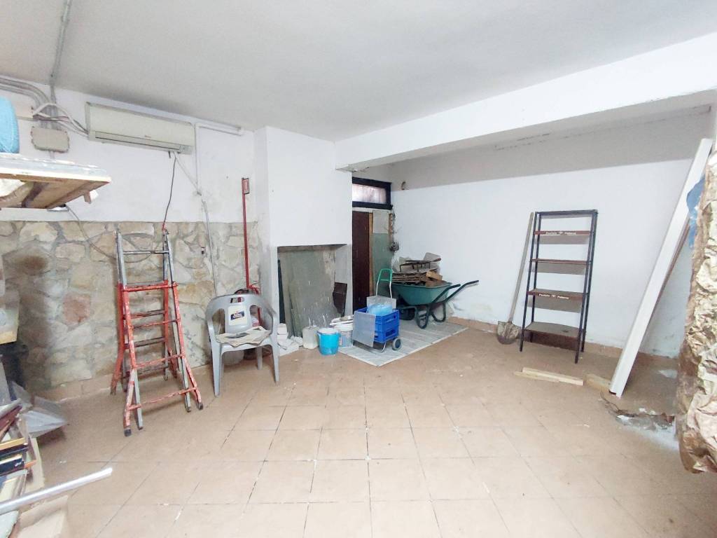 negozio in vendita ad Ardea in zona Nuova California