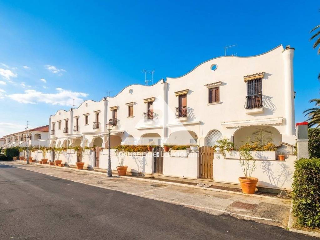 appartamento in vendita ad Ardea in zona Marina di Ardea