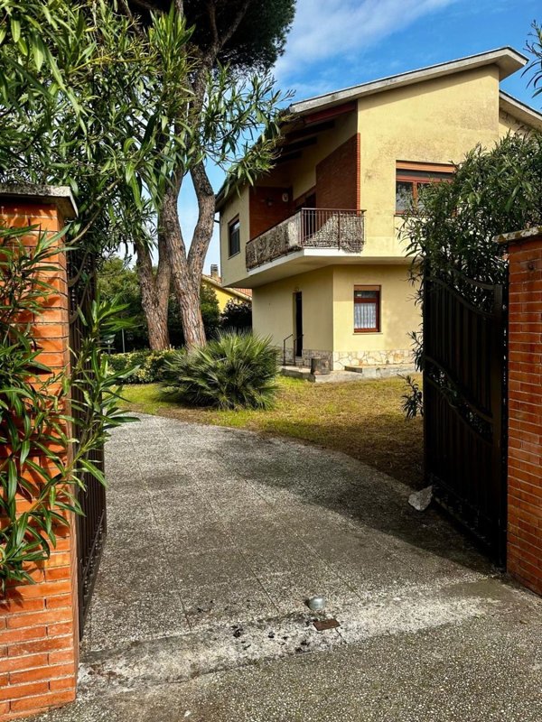 casa indipendente in vendita ad Ardea in zona Lido dei Pini