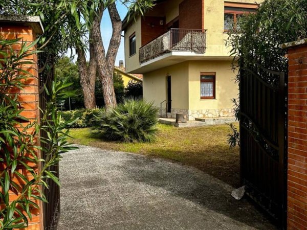 casa indipendente in vendita ad Ardea in zona Lido dei Pini