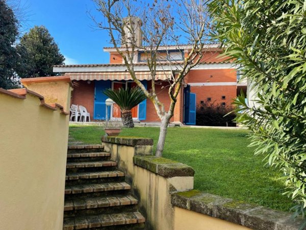 casa indipendente in vendita ad Ardea in zona Marina di Ardea