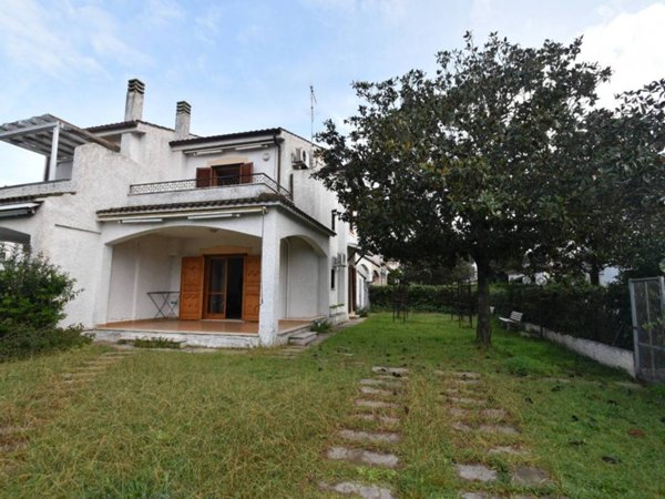 casa indipendente in vendita ad Ardea in zona Colle Romito