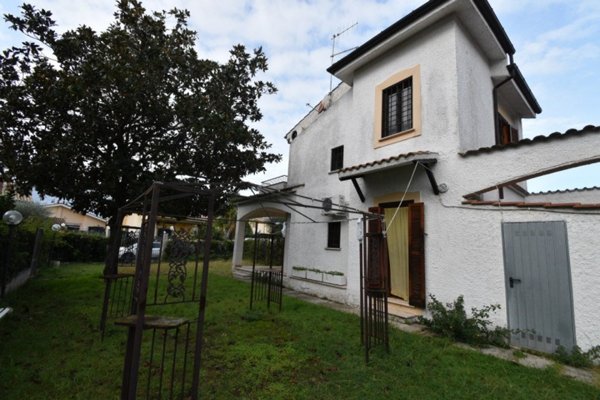 casa indipendente in vendita ad Ardea in zona Colle Romito