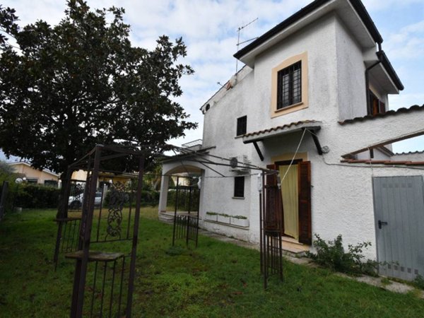 casa indipendente in vendita ad Ardea in zona Colle Romito