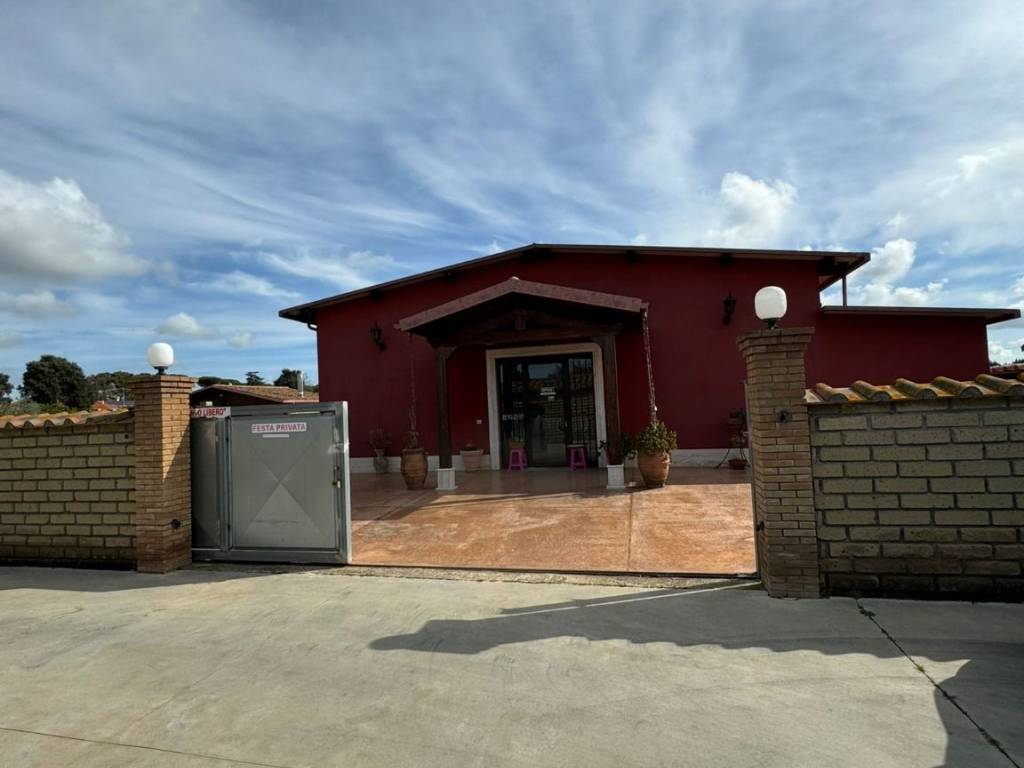 locale commerciale in vendita ad Ardea in zona Colle Romito