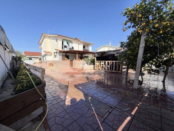 appartamento in vendita ad Ardea in zona Marina di Ardea