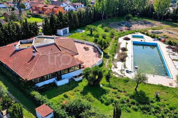 negozio in vendita ad Ardea in zona Colle Romito