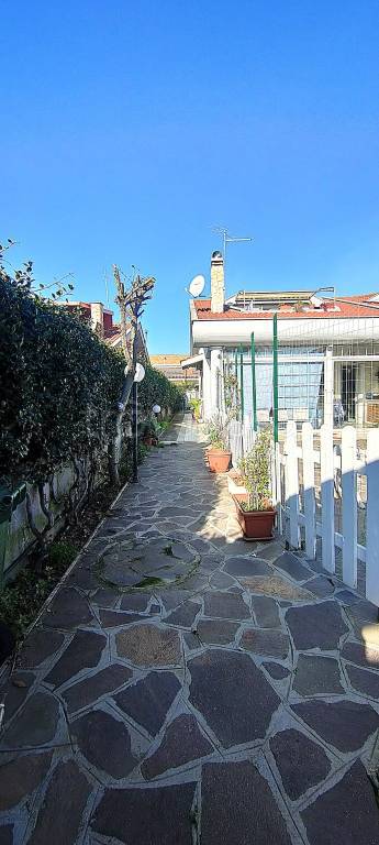 appartamento in vendita ad Ardea in zona Marina di Ardea