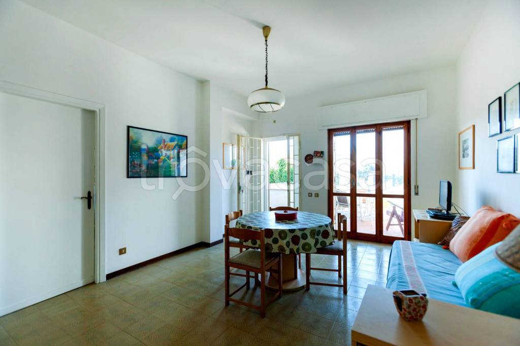 appartamento in vendita ad Ardea in zona Lido dei Pini