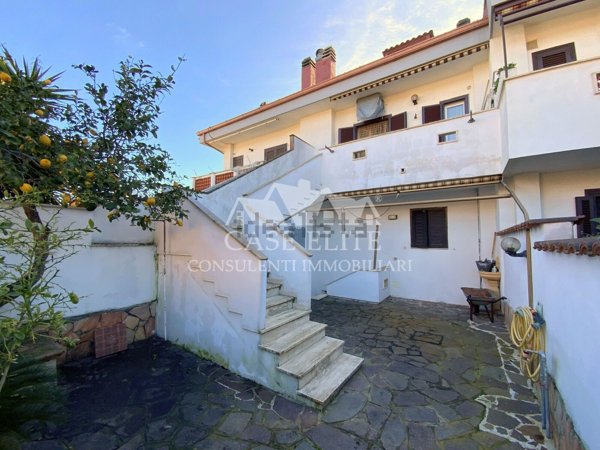 casa indipendente in vendita ad Ardea in zona Colle Romito