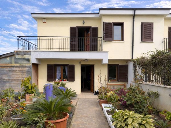 casa indipendente in vendita ad Ardea in zona Castagnola