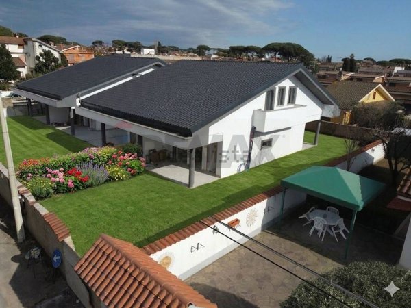 casa indipendente in vendita ad Ardea in zona Lido dei Pini