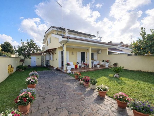 casa indipendente in vendita ad Ardea in zona Lido dei Pini