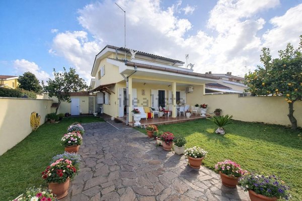 casa indipendente in vendita ad Ardea in zona Lido dei Pini