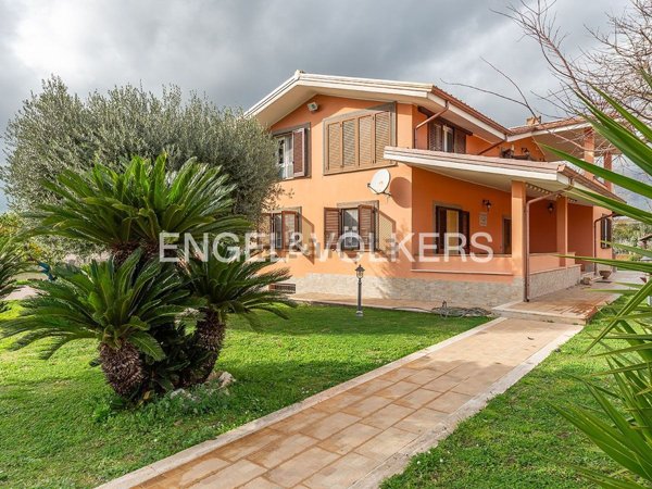 casa indipendente in vendita ad Ardea in zona Castagnetta