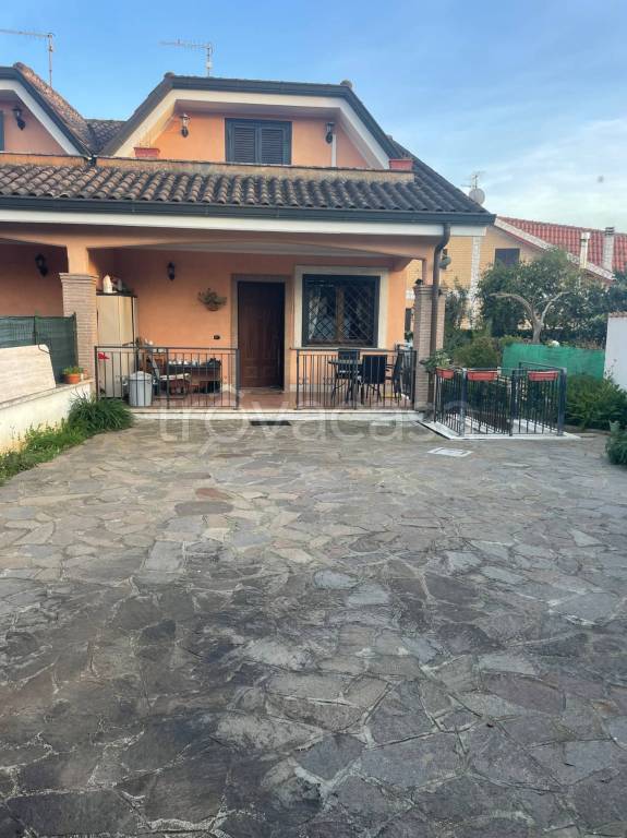 casa indipendente in vendita ad Ardea in zona Nuova Florida