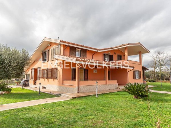 casa indipendente in vendita ad Ardea in zona Castagnetta