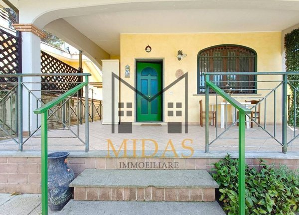 casa indipendente in vendita ad Ardea in zona Lido dei Pini