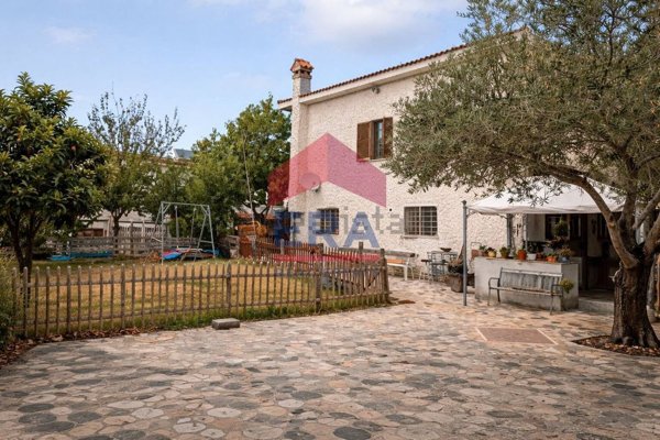 casa indipendente in vendita ad Ardea in zona Montagnano