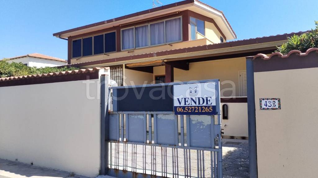 appartamento in vendita ad Ardea in zona Marina di Ardea