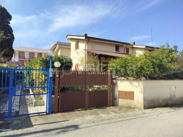casa indipendente in vendita ad Ardea in zona Lido dei Pini