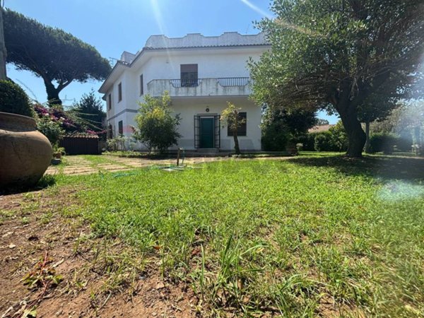 casa indipendente in vendita ad Ardea in zona Lido dei Pini