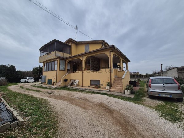 appartamento in vendita ad Ardea in zona Castagnola