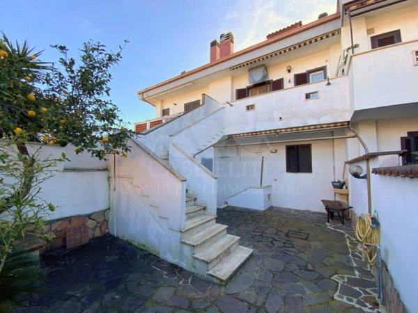 casa indipendente in vendita ad Ardea in zona Colle Romito