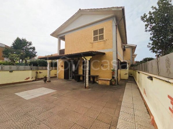 appartamento in vendita ad Ardea in zona Marina di Ardea