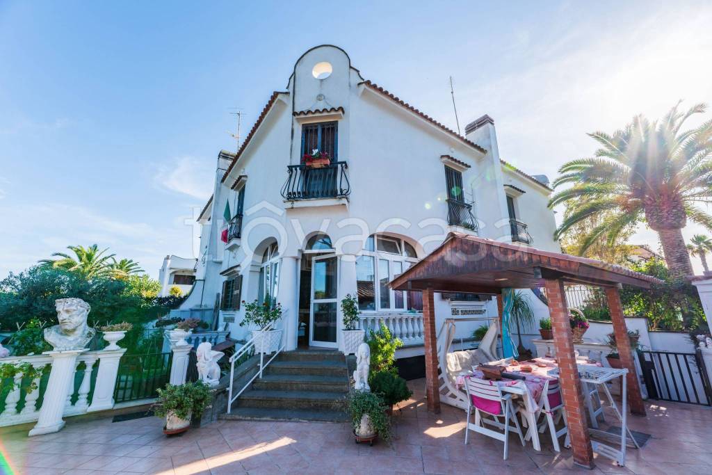 casa indipendente in vendita ad Ardea in zona Marina di Ardea